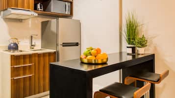Superior Double Apartment | Cocina privada | Refrigerador, microondas, parrilla de estufa y utensilios de cocina