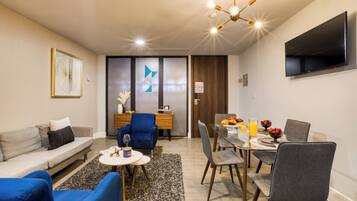 Stylish Apartment | Area keluarga | Televisi 43-inci dengan saluran TV digital dan layanan streaming