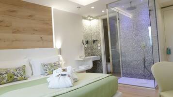 Minibar, una cassaforte in camera, una scrivania, postazione laptop