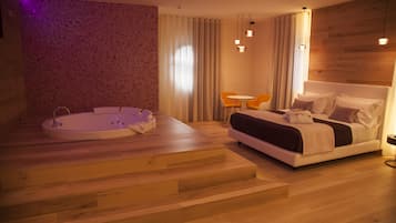 Luxury-Suite, Poolblick | Minibar, Zimmersafe, Schreibtisch, laptopgeeigneter Arbeitsplatz