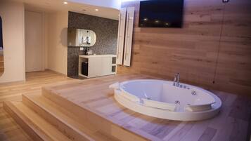Luxury-Suite, Poolblick | Whirlwanne