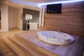 Luxury Suite, Pool View | Jetted bathtub