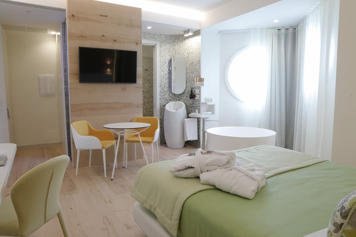 Junior Suite Deluxe | Een minibar, een kluis op de kamer, een bureau, een laptopwerkplek