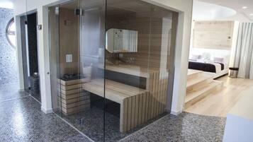 Une salle de bain moderne dotée d’une paroi de douche en verre, d’un banc en bois et d’un espace douche clairement délimité.