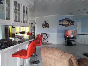 Fridge, cookware/dishes/utensils