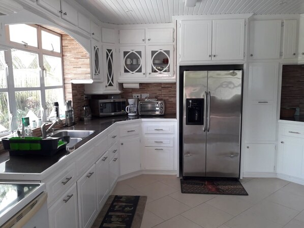Comfort Apartment, 2 Bedrooms | Private kitchen | Fridge, microwave, stovetop, coffee/tea maker