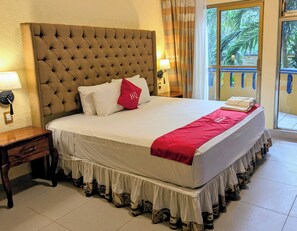 Suite estudio junior | Edredón, decoración personalizada, muebles diferentes y escritorio 