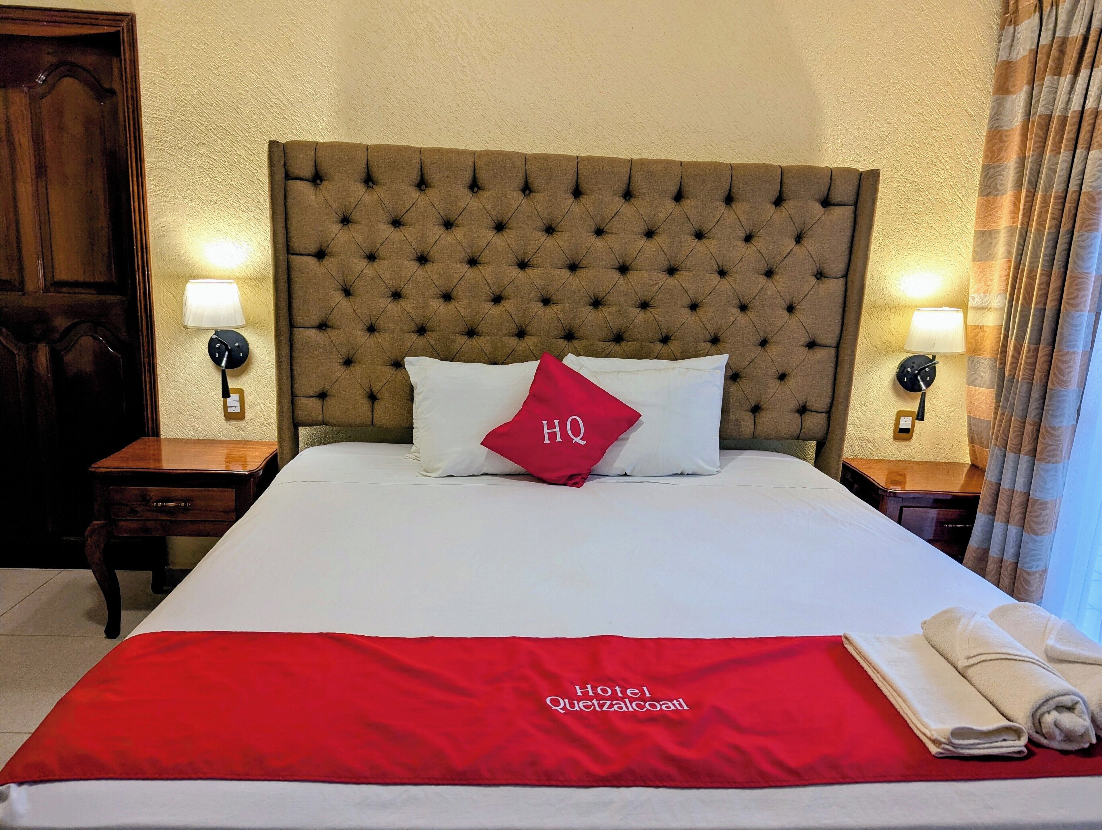 Suite estudio junior | Edredón, decoración personalizada, muebles diferentes y escritorio 