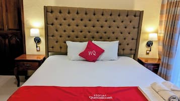 Suite estudio junior | Edredón, decoración personalizada, muebles diferentes y escritorio