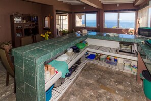 Condo, 1 cama Queen size, vista al océano | Cocina privada | Refrigerador con congelador, microondas y parrilla de estufa