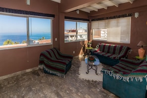 Condo, 1 cama Queen size, vista al océano | Área de sala de estar | Televisión de pantalla plana