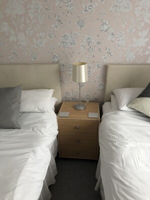 Værelse til 3 personer - eget badeværelse - udsigt til have