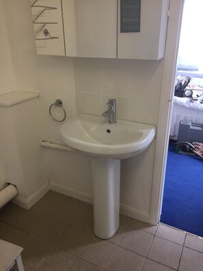 Værelse til 3 personer - eget badeværelse - udsigt til have | Badeværelse