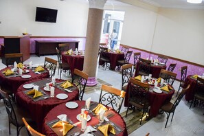 Breakfast, lunch, dinner served; local and international cuisine  - Dellagio Hotel (Wa)