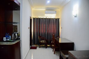 Deluxe Double Room | In-room dining