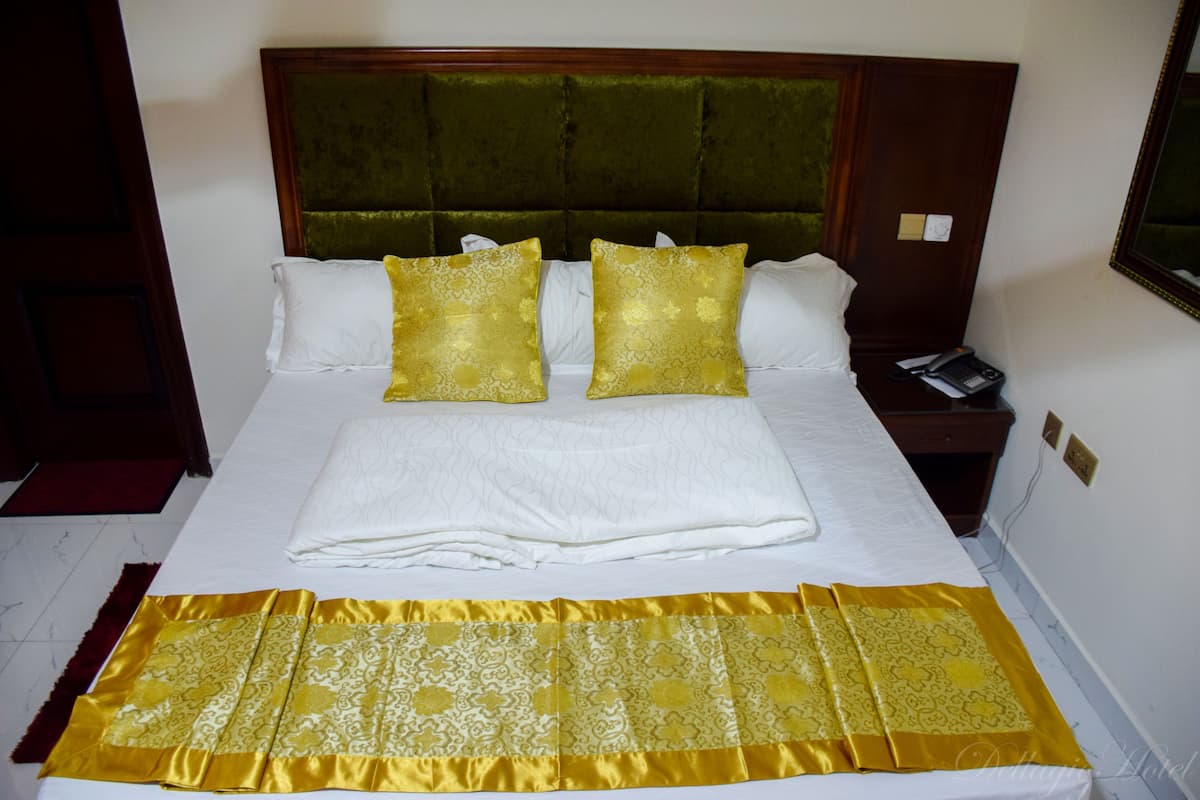 Standaard kamer | Luxe beddengoed, een kluis op de kamer, een bureau, een laptopwerkplek
