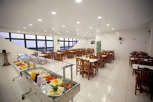 Free daily buffet breakfast  - Hotel Caminho do Rosário (Aparecida)
