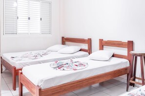 Standard Quadruple Room | Free WiFi, bed sheets - Hotel Caminho do Rosário (Aparecida)
