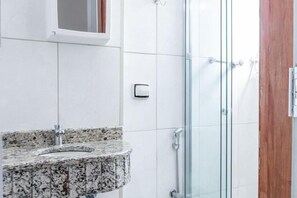 Basic Triple Room | Bathroom | Shower, soap, toilet paper - Hotel Caminho do Rosário (Aparecida)