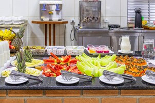 Café da manhã com buffet grátis todos os dias