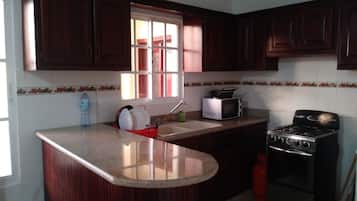 Apartment with Balcony, 2 Bedrooms | 私人廚房 | 雪櫃、微波爐、焗爐、廚房用具/餐具/器皿