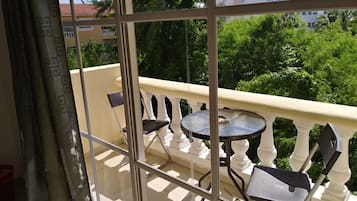 Apartment with Balcony, 2 Bedrooms | 露台/庭院