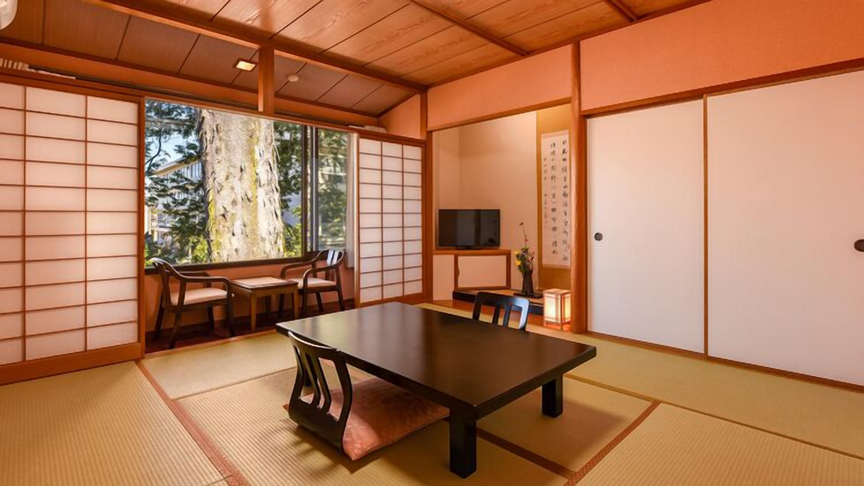 Una habitació tradicional japonesa amb tatami, una taula baixa i portes corredisses.