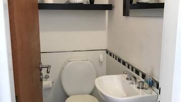 Family Duplex, Multiple Beds | Bathroom | Combined shower/tub, towels