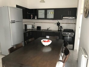 Family Duplex, Multiple Beds | Private kitchen | Fridge, microwave, stovetop, cookware/dishes/utensils - Duplex Rada Tilly (Comodoro Rivadavia)