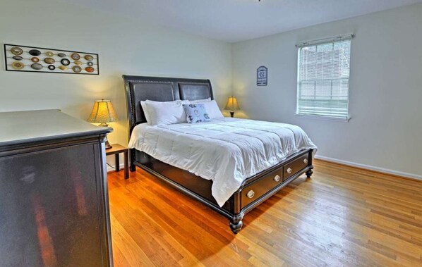 Tabla de planchar con plancha, wifi gratis y ropa de cama