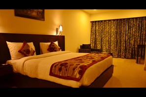 Habitación doble Deluxe | Decoración personalizada, muebles diferentes y cortinas blackout 