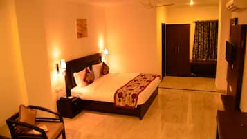 Deluxe Double Room | Individually decorated, individually furnished, blackout curtains