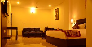 Habitación doble Deluxe | Decoración personalizada, muebles diferentes y cortinas blackout 