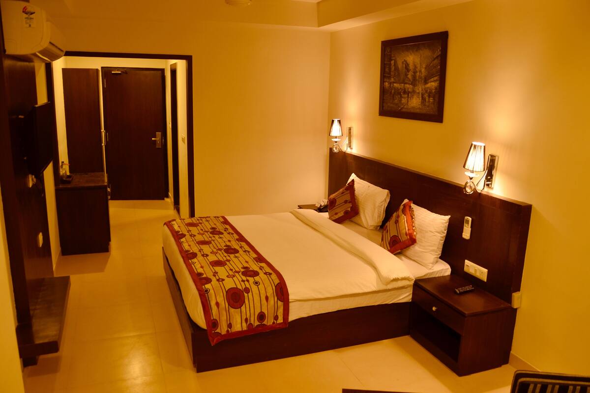 Deluxe Double Room | Blackout drapes, rollaway beds (surcharge), individually decorated