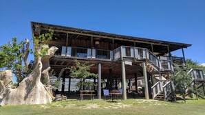 Un edificio de madera con balcón y zona de estar al aire libre.
