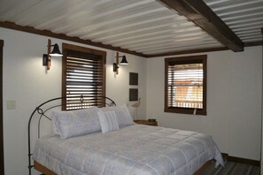 4 bedrooms, iron/ironing board, WiFi, bed sheets - Laguna Vista Tree House, Cloud Lane (New Braunfels)