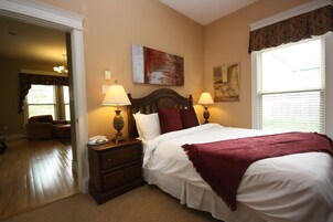 Apartamento executivo, 1 cama Queen | Área de estar | TV de tela plana, DVD player