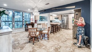 Private kitchen - Lake McQueeney Waterfront Gem with Boat Dock, Balcony, Large Double Lot (Seguin)