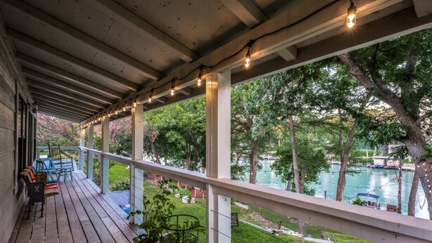 Terrace/patio - Lake McQueeney Waterfront Gem with Boat Dock, Balcony, Large Double Lot (Seguin)
