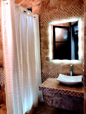 Shower, towels, soap, shampoo - Hotel Gran Manzana (Zacatlán)