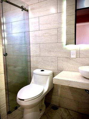 Shower, towels, soap, shampoo - Hotel Gran Manzana (Zacatlán)