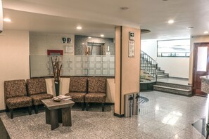 Coin salon dans le hall