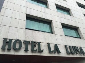 A building with the sign "HOTEL LA LUNA" indicating a hotel establishment. - Hotel La Luna (Mexico City)