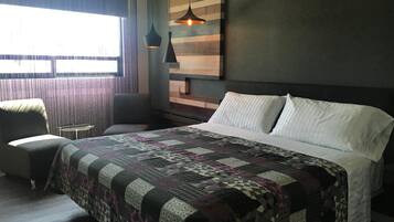 Zimmersafe, Schreibtisch, laptopgeeigneter Arbeitsplatz