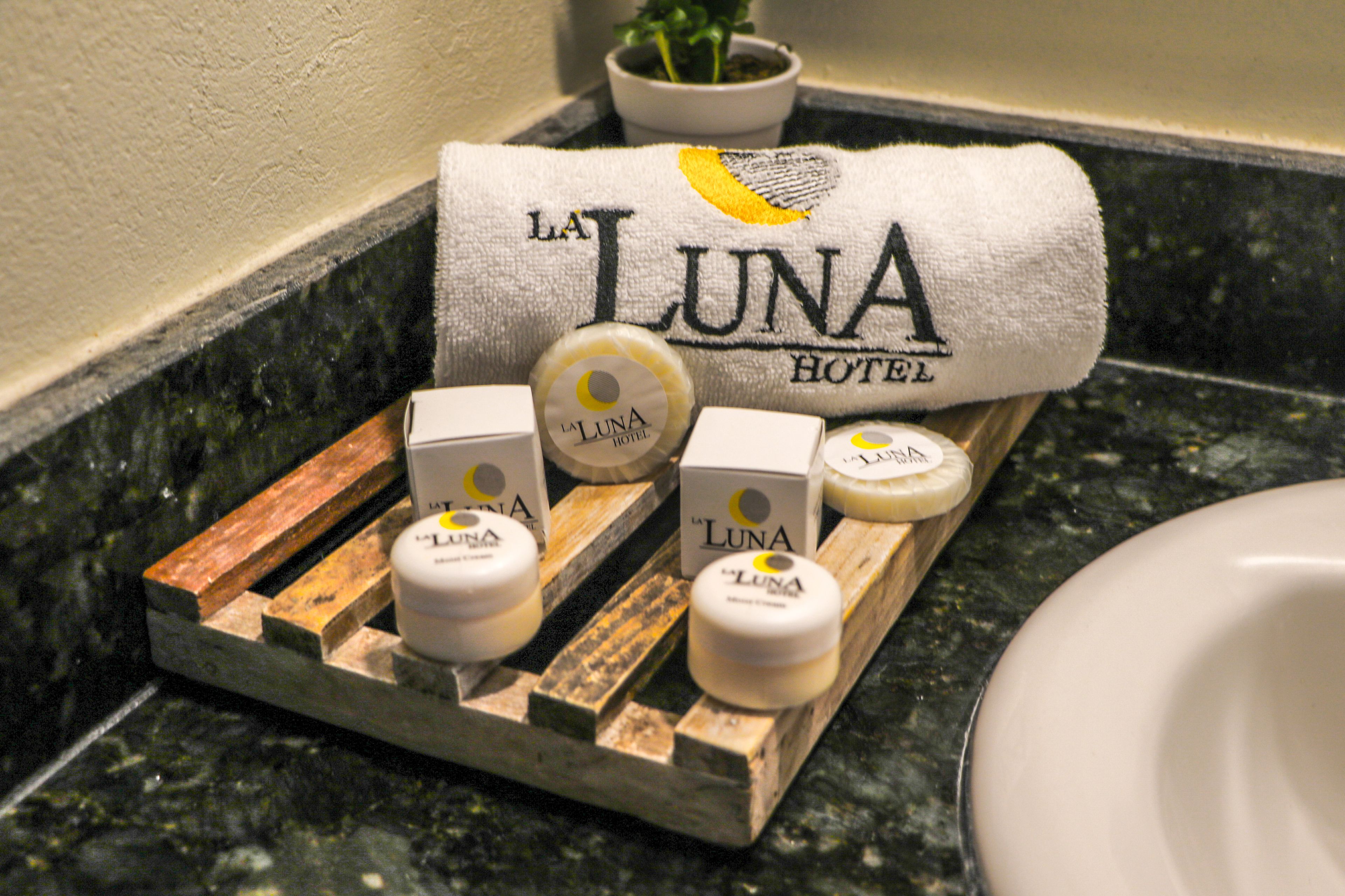 deluxe room, non smoking | bathroom amenities | shower, free toiletries, hair dryer, towels