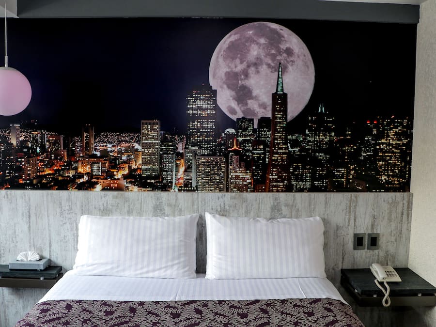 Habitación Deluxe, para no fumadores | Caja de seguridad en la habitación y escritorio