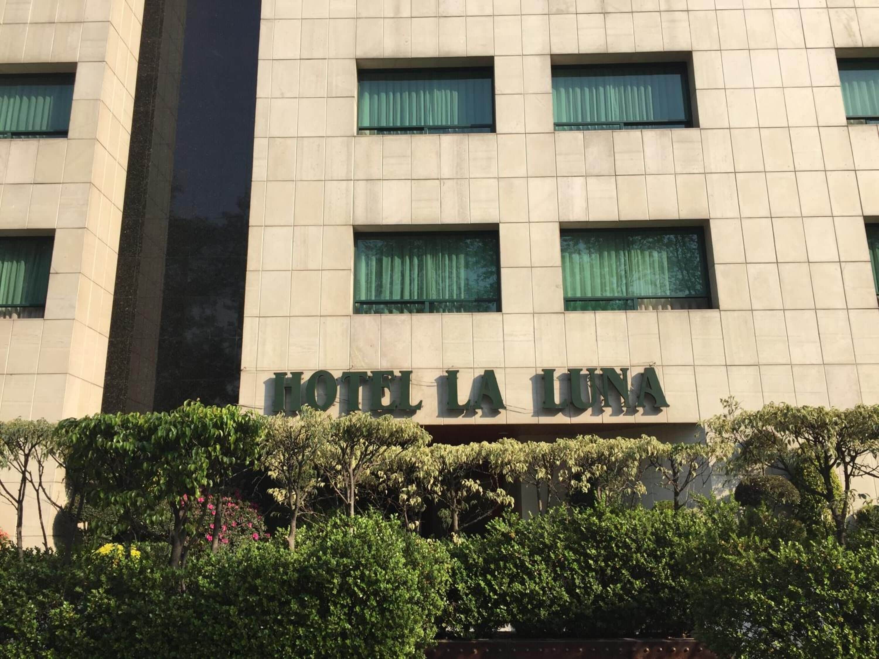 A building with the sign "HOTEL LA LUNA" indicating a hotel.