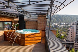 Suite, Jetted Tub | Meja, langsir/tirai gelap terus, Wi-fi percuma, cadar katil 