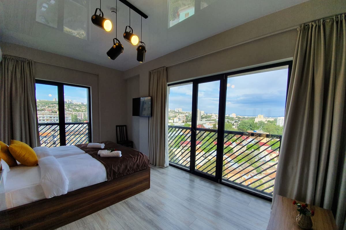Deluxe Twin Room | Desk, blackout drapes, free WiFi, bed sheets