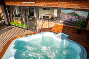 Suite, Jetted Tub | Meja, langsir/tirai gelap terus, Wi-fi percuma, cadar katil 